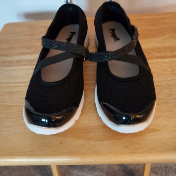 Womans Black shoes - Picture 2 of 4